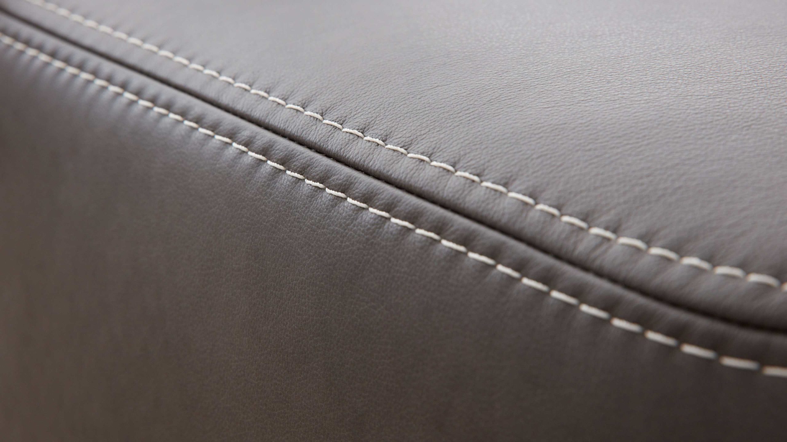Interliving Sofa Serie 4251 – Zweisitzer 12202 mit Sitztiefenverstellung