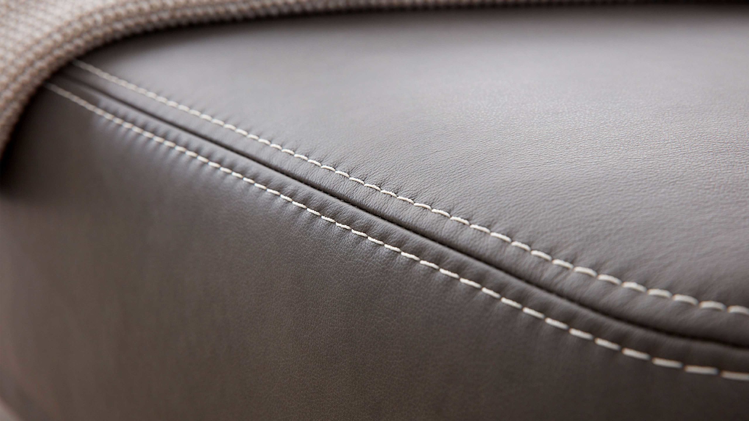 Interliving Sofa Serie 4251 – Zweisitzer 12202 mit Sitztiefenverstellung