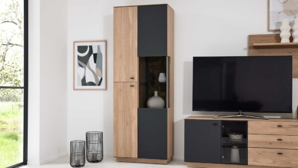 Interliving Wohnzimmer Serie 2025 – Vitrine 01
