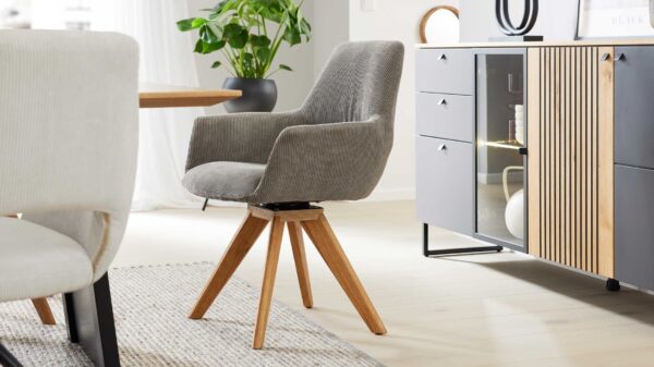 Interliving Esszimmer Serie 5605 – Armlehnstuhl 2282-47 mit Dreh- und Rückholffunktion