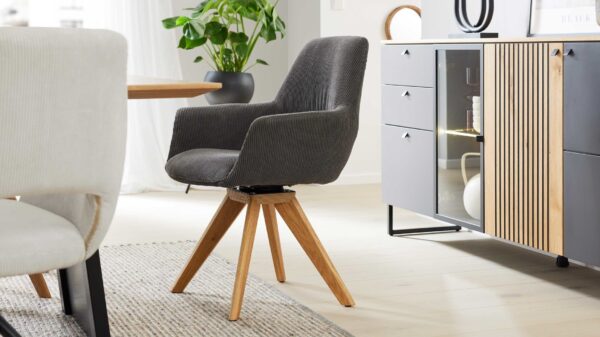 Interliving Esszimmer Serie 5605 – Armlehnstuhl 2282-47 mit Dreh- und Rückholfunktion